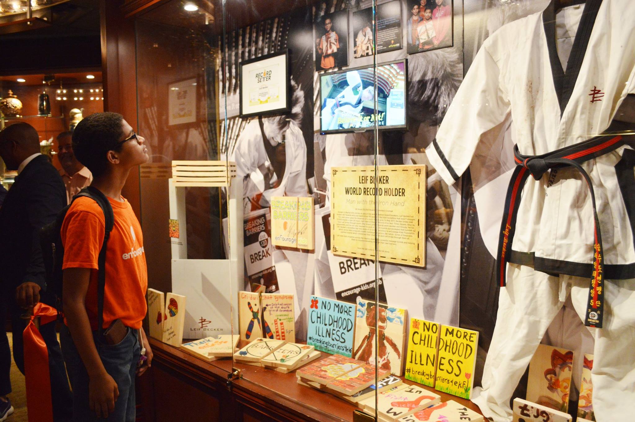 Child viewing Leif's world record display