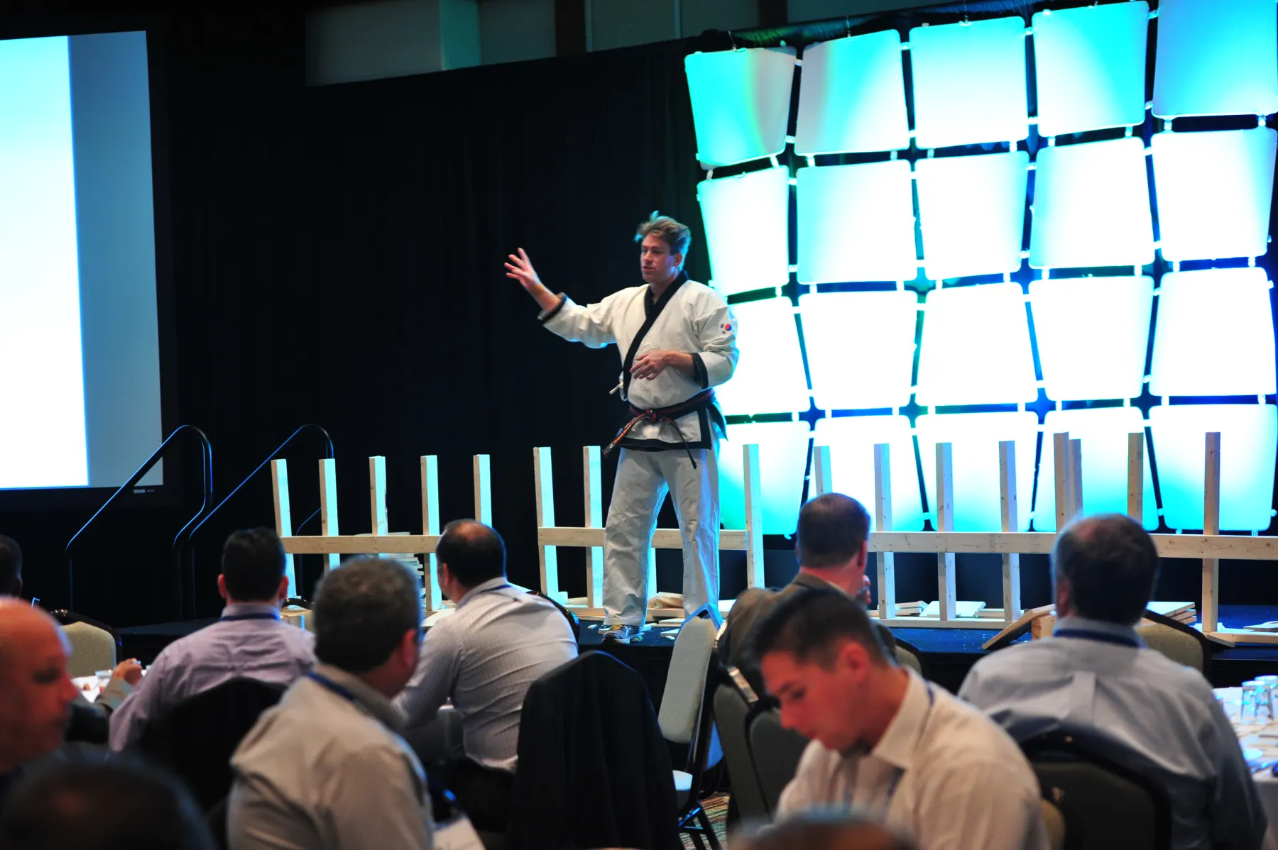 Leif Becker delivering a keynote on stage to a corporate audience